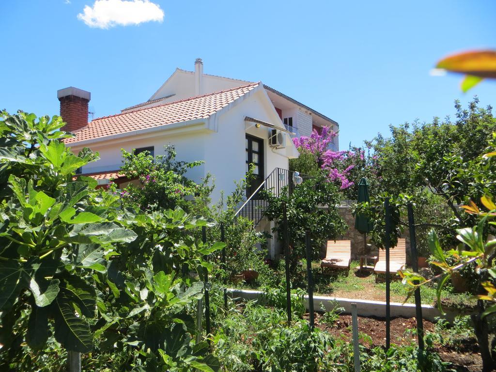 Holiday Home Artina 2 Loviste Exterior photo